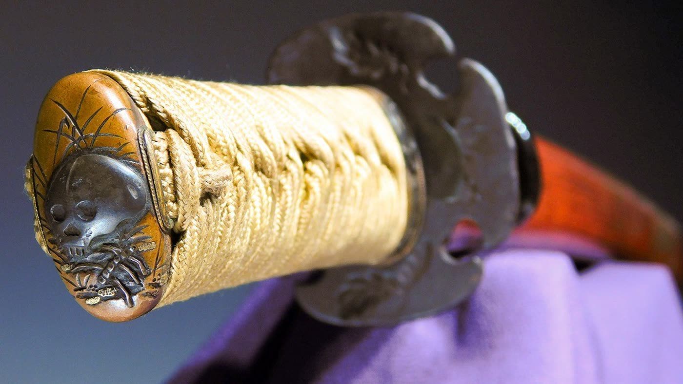 Nozarashi wakizashi kashira with skull and bone motif