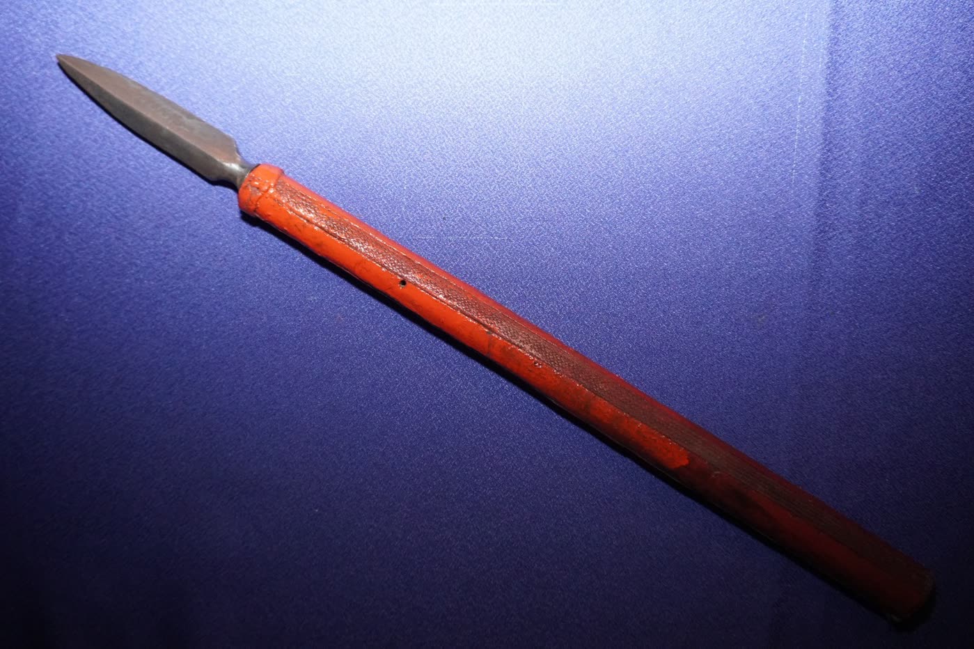 Small su-yari head on its short red-lacquered shaft