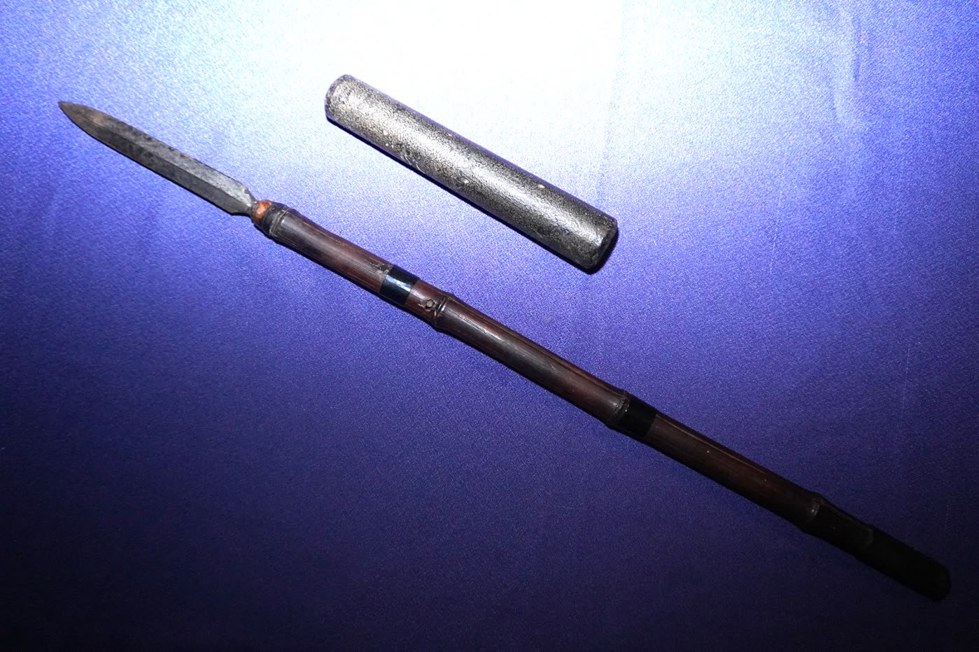 Su-yari mounted on its lacquered shaft with the head cover laid alongside